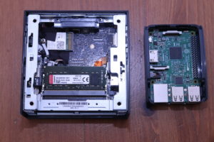 Abbildung 4: Auf der R&uuml;ckseite des Geh&auml;usedeckels befindet sich ein Einschub f&uuml;r eine SSD oder Festplatte. Die rutscht beim Schlie&szlig;en automatisch in ihre Anschl&uuml;sse.