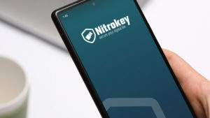 Das Nitrophone 2 von Nitrokey basiert auf dem Pixel 6 und setzt auf das besonders sichere GrapheneOS. Optional lassen sich die Mikrofone ausbauen.