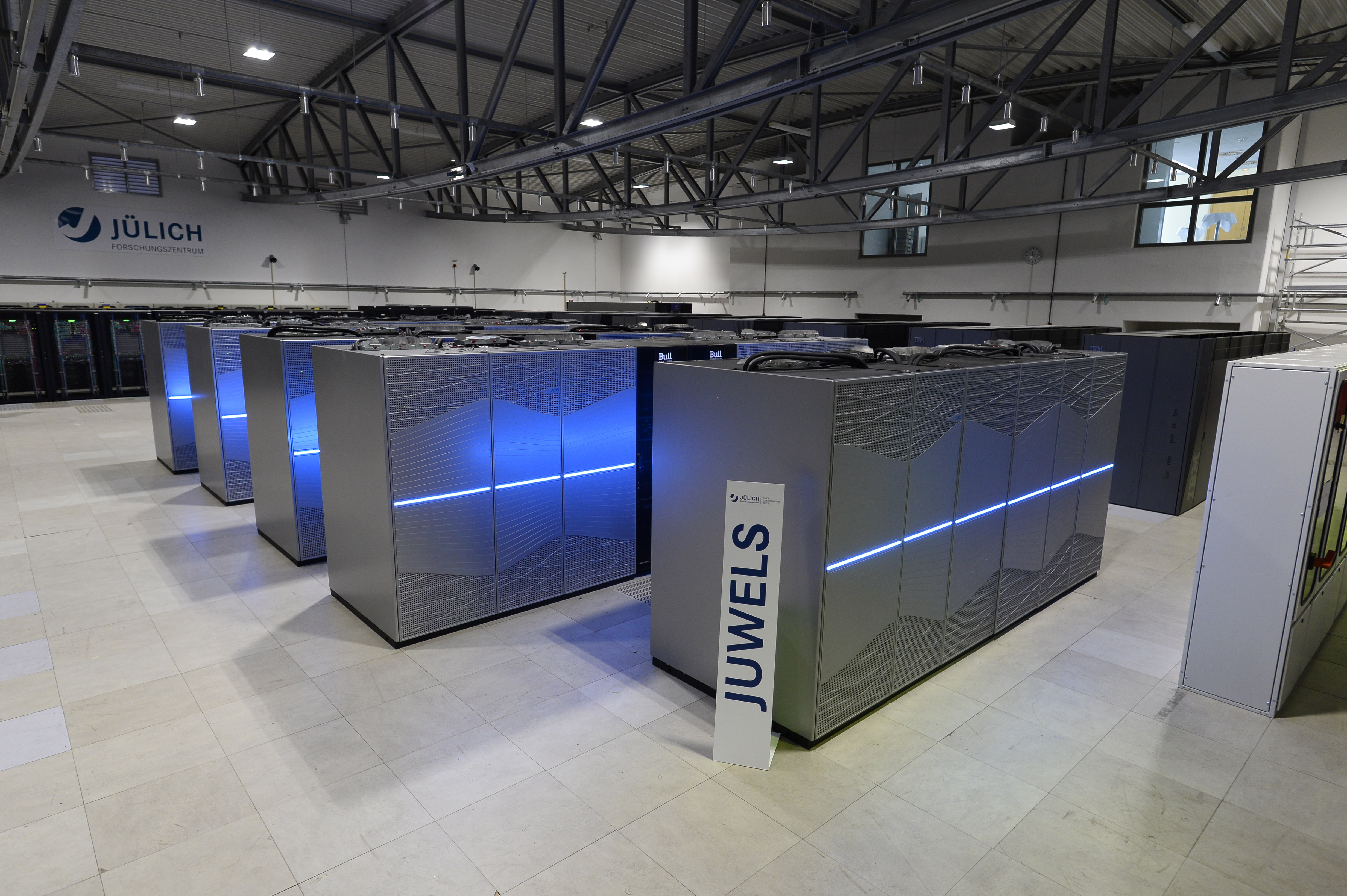 Abbildung 1: Der modulare Supercomputer JUWELS des J&uuml;licher Supercomputing-Zentrums. Mit 12&nbsp;Billiarden Rechenoperationen pro Sekunde ist er der schnellste Hochleistungscomputer in Deutschland. Quelle: Land NRW / Roberto Pfeil