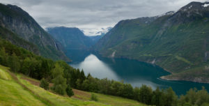 Abbildung 3: Orte mit viel Wasser, das aus natürlichen Gründen kalt ist, wie dieser Fjord in Norwegen, rücken seit einigen Jahren in den Fokus von RZ-Planern. Quelle: Wikipedia / Simo Räsänen