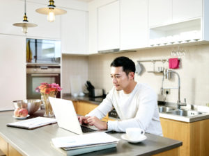 Abbildung 1: Nicht dasselbe: Homeoffice und Telearbeit werden oft synonym verwendet, sind aber rechtlich nicht dasselbe. Quelle: imtmphoto / 123RF.com