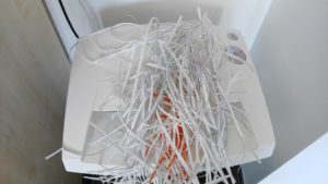 Abbildung 3: Für das Verarbeiten DSGVO-relevanter Daten auf Papier im Homeoffice muss der Arbeitgeber auch ein Werkzeug zum Vernichten der Daten stellen. Schredder mit einfachem Streifenschnitt, wie der hier gezeigte, genügen dabei nicht. Quelle: Wikimedia Commons / Heiko Tobien, CC-BY-SA 4.0, https://commons.wikimedia.org/wiki/File:Streifenschnitt.jpg