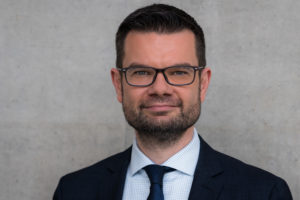 Abbildung 1: Bundesjustizminister Marco Buschmann (FDP) begr&uuml;&szlig;t den DSA-Entwurf. Quelle: Dr. Marco Buschmann / Julia Deptala