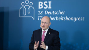 Abbildung 3: Das BSI unter Leitung von Präsident Arne Schönbohm gibt das IT-Grundschutz-Kompendium heraus. Quelle: BSI/Weiler