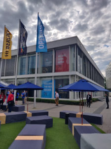 Im Congress Centrum in Berlin erstmals wieder ein OpenInfra Summit in Präsenz statt.