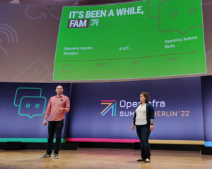 Abbildung 1: Jonathan Bryce und Allison Price von der OpenInfra Foundation bei der Keynote in Berlin.