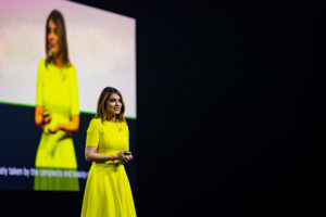 Abbildung 2: Priyanka Sharma, Executive Director der Cloud Native Computing Foundation, bei ihrer Keynote. Quelle: CNCF