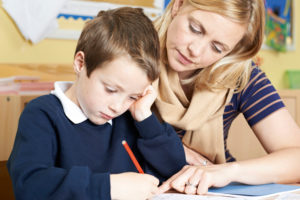 Abbildung 1: Wo es einen Lehrer gibt (und sei es im &uuml;bertragenen Sinn), der die richtigen Antworten kennt und den Sch&uuml;ler korrigieren kann, da handelt es sich um &uuml;berwachtes Lernen. Gelernt wird aus Beispielen anhand vom Lehrer als richtig oder falsch bewerteter Antworten. Quelle: Ian Allenden / 123RF.com