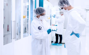 Abbildung 1: 2012 aus dem Fraunhofer Institut ausgegr&uuml;ndet, besch&auml;ftigt CUSTOMCELLS heute mehr als 120&nbsp;hochqualifizierte Mitarbeiter und betreibt Produktions- und Entwicklungsstandorte in Itzehoe und T&uuml;bingen.