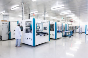 Abbildung 2: Als f&uuml;hrendes Unternehmen in der Entwicklung und Serienfertigung modernster Lithium-Ionen-Batteriezellen produziert CUSTOMCELLS Hightech-L&ouml;sungen im Bereich Elektroden, Elektrolyte, Batteriezellen und Batteriemodule, ma&szlig;geschneidert auf das jeweilige Anforderungsprofil der Kunden.