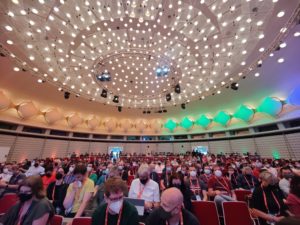 Abbildung 1: Immer noch eine Art Klassentreffen, wenn auch ein deutlich kleineres: der OpenStack Summit 2022 in Berlin, erstmals nach Corona wieder live. Quelle: OpenInfra Foundation