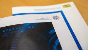 Bayerns Innenminister Joachim Herrmann hat in Nürnberg das Lagebild Cybercrime Bayern 2022 vorgestellt und gewarnt: „Das Risiko, in der digitalen Welt Opfer einer Straftat zu werden, ist so groß wie nie zuvor.“