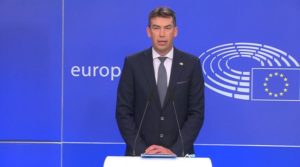 Abbildung 1: Dragos Tudorache in einer Pressekonferenz zum Artificial Intelligence Act. Quelle: EU-Parlament