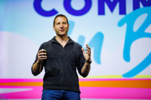 Abbildung 1: Chris Aniszczyk, CTO der Cloud Native Computing Foundation, bei der Keynote. Quelle: CNCF
