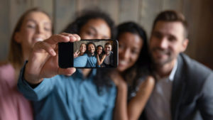 Abbildung 1: In Messengern geteilte Medien sind Gegenstand der Chat-Kontrolle. Quelle: fizkes / 123RF.com