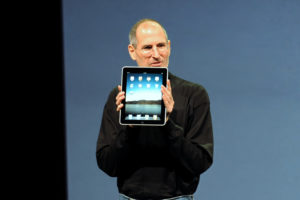 Abbildung 5: Apple-Chef Steve Jobs sorgte vor vielen Jahren für Lacher, als er Empfangsprobleme beim iPhone auf das falsche Handling des Geräts zurückführte. Quelle: Wikipedia / Matt Buchanan, CC-BY 2.0