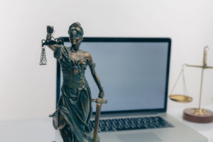 Abbildung 2: F&uuml;r eine rechtliche Verankerung der Vorfahrtsregeln f&uuml;r Open Source bieten sich mehrere Artikel in einschl&auml;gigen Gesetzen und Verordnungen an. Quelle: burdun / 123RF.com