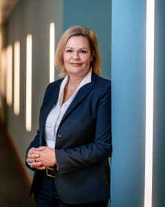 Abbildung 2: Innenministerin Nancy Faeser (SPD) plädiert für das anlasslose Speichern von IP-Adressen. Quelle: Peter Jülich