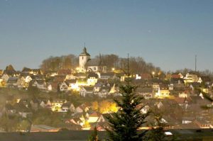 Abbildung 5: Die via Gammakorrektur aufgehellte Nachtaufnahme macht einen Nadelbaum im Vordergrund sichtbar.
