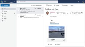Abbildung 2: Das Browser-Interface zeigt die E-Mail mit Foto an.