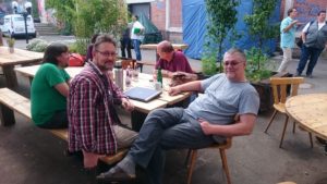 Abbildung 1: Hubert Mantel (rechts) bei einer OpenSuse-Konferenz. Links im Bild einer der ersten Mitarbeiter bei Suse, Frank Sundermeyer, seit bald 30 Jahren für die Dokumentation zuständig.