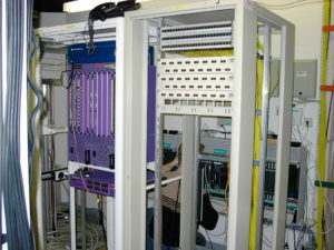 Abbildung 3: Im Server-Raum von Suse stach neben dem Hi-Tech-Equipment vor allem die eigenwillige Verkabelung ins Auge.