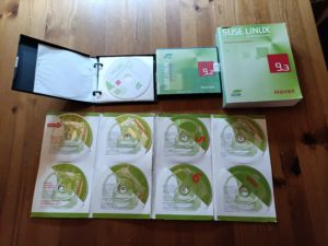 Abbildung 4: Recht schnell bekamen die Suse-Distributionen Pakete und eine Dokumentation. Sie bestanden aus bis zu acht CDs und DVDs voller Open-Source-Software.