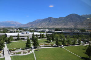Abbildung 5: Der Campus in Provo sollte mehrere Tausend Mitarbeiter beherbergen und lockte mit einer ansprechenden Außenanlage.