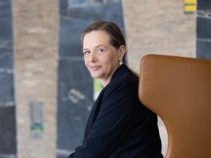 Abbildung 1: Die Bundeswahlleiterin Ruth Brand liefert Informationen zu den Wahlen. Quelle: Foto: Die Bundeswahlleiterin