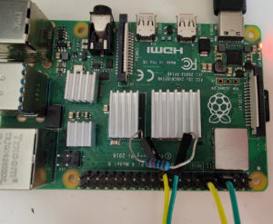 Abbildung 3: Zum Test schalten wir einen Widerstand zwischen <span class="ui-element">GPIO4</span> und <span class="ui-element">GPIO17</span>.