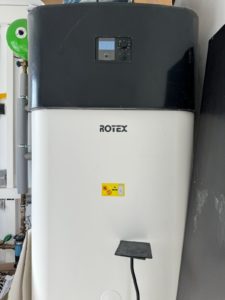 Abbildung 3: Hinter der schwarzen Klappe oben, an der vorn die Bedieneinheit der Wärmepumpe zu sehen ist, findet sich das Bedienelement BM1 mit dem Stecker J13.