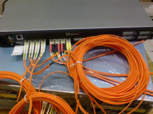 Abbildung 1: Fibre-Channel-Hardware wie dieser Switch von Qlogic waren im RZ lange Standard. Heute weicht FC immer häufiger Ethernet, doch das etablierte iSCSI-Protokoll ist lahm und altbacken. Quelle: Wikipedia / Melee