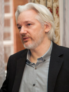 Abbildung 1: Julian Assange noch in der ecuadorianischen Botschaft. Quelle: David G. Silvers / Cancilleria del Ecuador, CC BY-SA 2.0