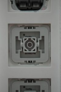 Abbildung 1: Für Rollladenaktoren von Homematic gibt es Adapter für die Schalterserien großer Hersteller. So verschwindet die komplexe Technik hinter schönen Blenden. Quelle: FHEM-Wiki