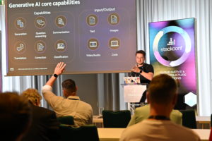Abbildung 1: Manuel Heinkel, Solutions Architekt bei AWS, bei seinem Vortrag. Quelle: Netways