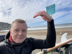 Abbildung 2: Mike Schilli beim Surfen an seinem Hausstrand am Pazifik.