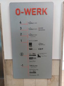 Abbildung 2: Im dritten Stock rechts, unscheinbar, als Untermieter des Babymarkts, ist das überraschend weitläufige Büro des ZenDiS untergebracht.