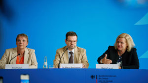 Abbildung 1: Bundesinnenministerin Nancy Faeser, Bundesjustizminister Marco Buschmann und Staatssekretärin Anja Hajduk stellen das Maßnahmenpaket vor. Quelle: Henning Schacht