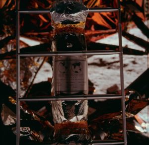 Abbildung 1: "For all Mankind": eine Plakette an der Apollo-Landef&auml;hre zeigt das NASA-Motto. Quelle: NASA, CC-0