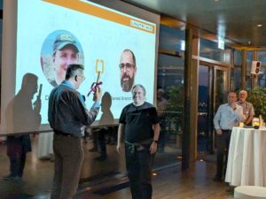 Abbildung 1: Thomas Gleixner überreicht Linus Torvalds beim Kernel Summit in Wien den Code des Patchsets des PREEMPT_RT-Supports in ausgedruckter Form mit Goldpapier und Schleife. Quelle: Thorsten Leemhuis
