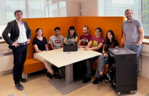 Abbildung 1: Professor Wolfgang Mauerer (ganz links) leitet das Labor f&uuml;r Digitalisierung an der Fakult&auml;t f&uuml;r Informatik und Mathematik der Ostbayerischen Technischen Hochschule in Regensburg.
