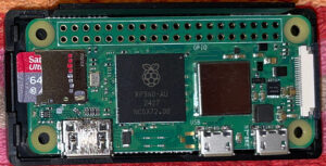 Abbildung 4: Der Einplatinencomputer Raspberry Pi Zero 2W mit SD-Karte.