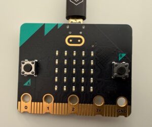 Abbildung 1: Die Bildungsplatine BBC micro:bit mit Microprozessor und Schnittstellen stammt aus Gro&szlig;britannien, erfreut sich aber inzwischen rund um den Globus gro&szlig;er Beliebtheit.