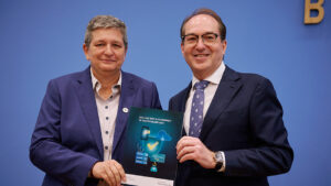 Abbildung 1: Bundesinnenminister Dobrindt und BSI-Pr&auml;sidentin Claudia Plattner pr&auml;sentieren den BSI-Jahreslagebericht&nbsp;2025 zur Cybersicherheit. Quelle: BMI / Henning Schacht