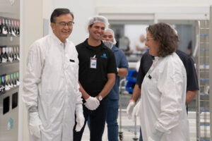 Abbildung 1: Intels CEO Lip-Bu Tan (links) besichtigt im "Bunny Suit" die neue Fab 52 in Chandler, Arizona. Quelle: Intel Corporation