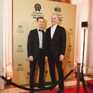 Abbildung 2: Roter Teppich: Daniel Stenberg, Präsident der European Open Source Academy (links), und Greg Kroah-Hartman bei der Preisverleihung. Quelle: European Open Source Academy