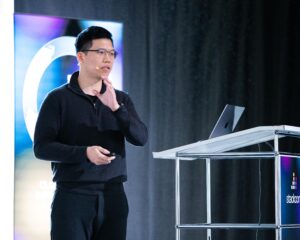 Abbildung 1: Jeff Fan, der zweite Vortragende mit einem Referat zu llm-d, dem Load Balancer für Sprachmodelle unter Kubernetes. Quelle: Netways
