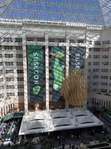 Abbildung 1: Das Konferenzhotel stand ganz im Zeichen der SUSECON und bot mit mehr als 7000 m<sup>2</sup> ausreichend Veranstaltungsfläche.