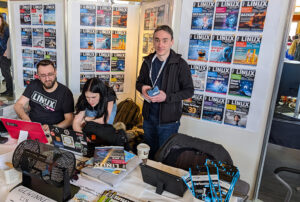 Abbildung 1: Die Linux-Magazin-Redaktion stand auf den Chemnitzer Linux-Tagen nicht nur Besuchern Rede und Antwort, sondern produzierte auch den auf der DVD enthaltenen Podcast.