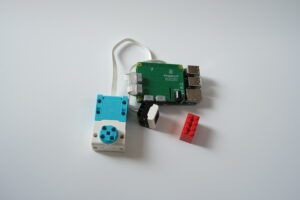 Abbildung 1: Hier verbindet der Build HAT einen Motor und einen Farbsensor aus dem Spike-Kasten mit dem Raspberry Pi.